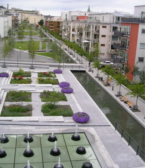 Vista dei diversi scenari dello spazio caratterizzato dal canale di raccolta delle acque e della sua accessibilità limitata (foto in alto in http://urbantimes.co/2011/05/stockholm-sweden-european-green-capital-2/ , foto in basso http://ilforumdellemuse.forumfree.it/?t=46926997)